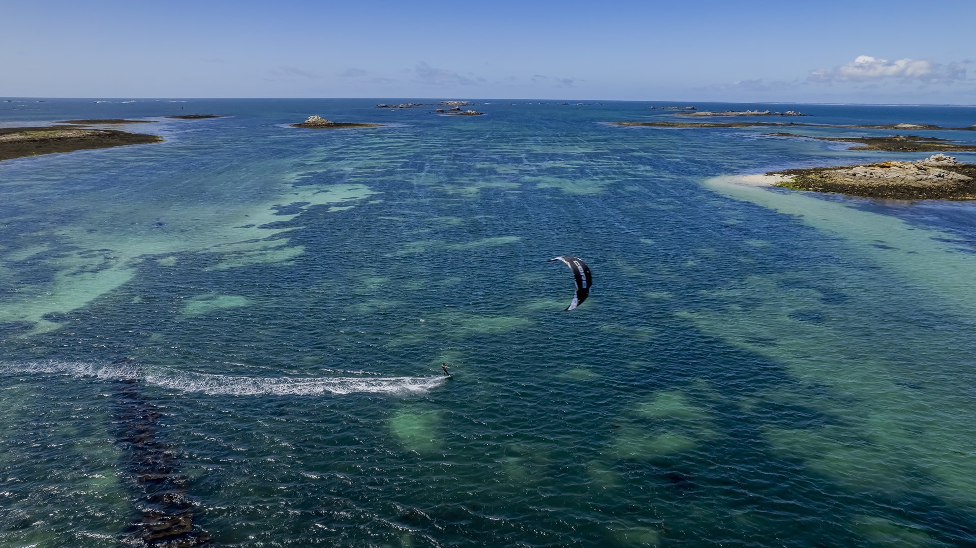 Vue aérienne panoramique kitesurf
